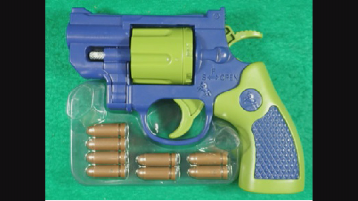 本物の拳銃と同様の発射機能 海外製の「玩具拳銃 リアルギミック