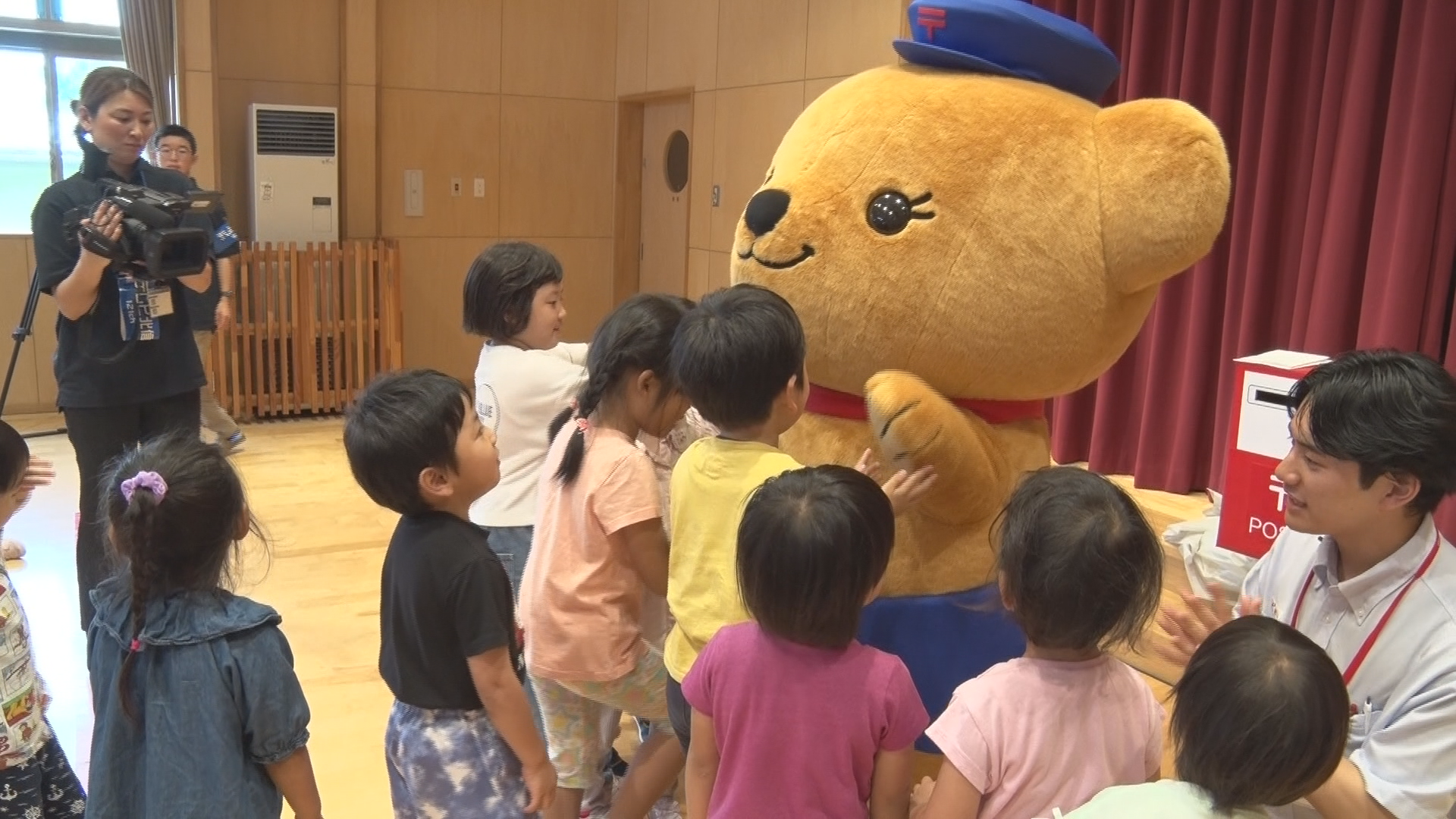 園児たちが大歓声！郵便局キャラクター…
