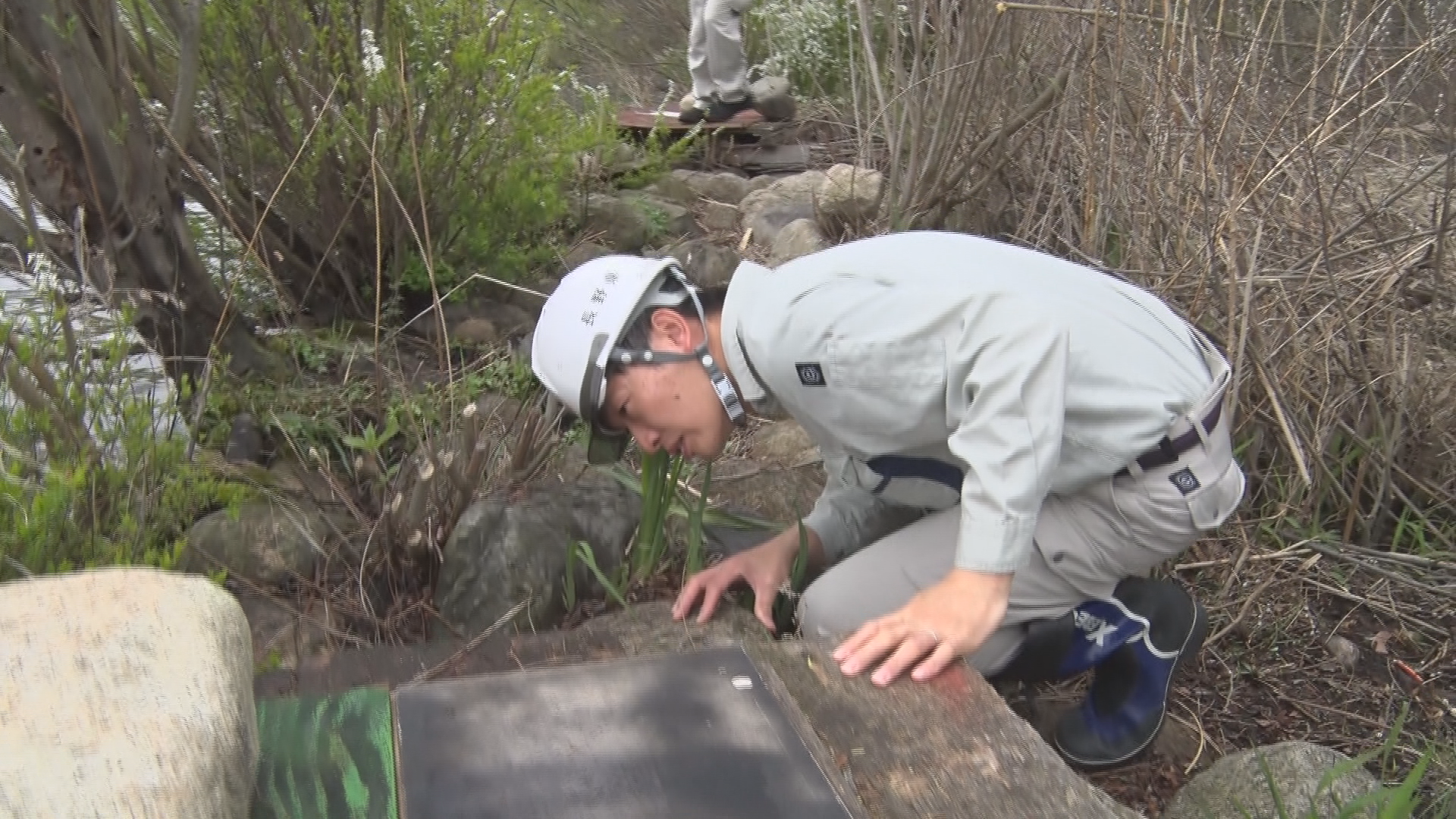 一体誰が？諏訪湖畔に無断で台座設置　…