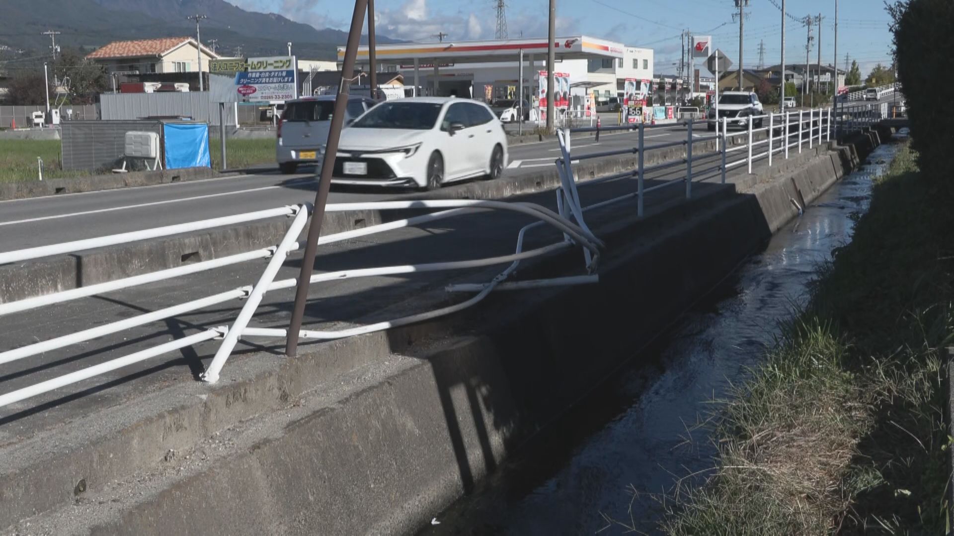 対向車線を越えてガードパイプに衝突　…