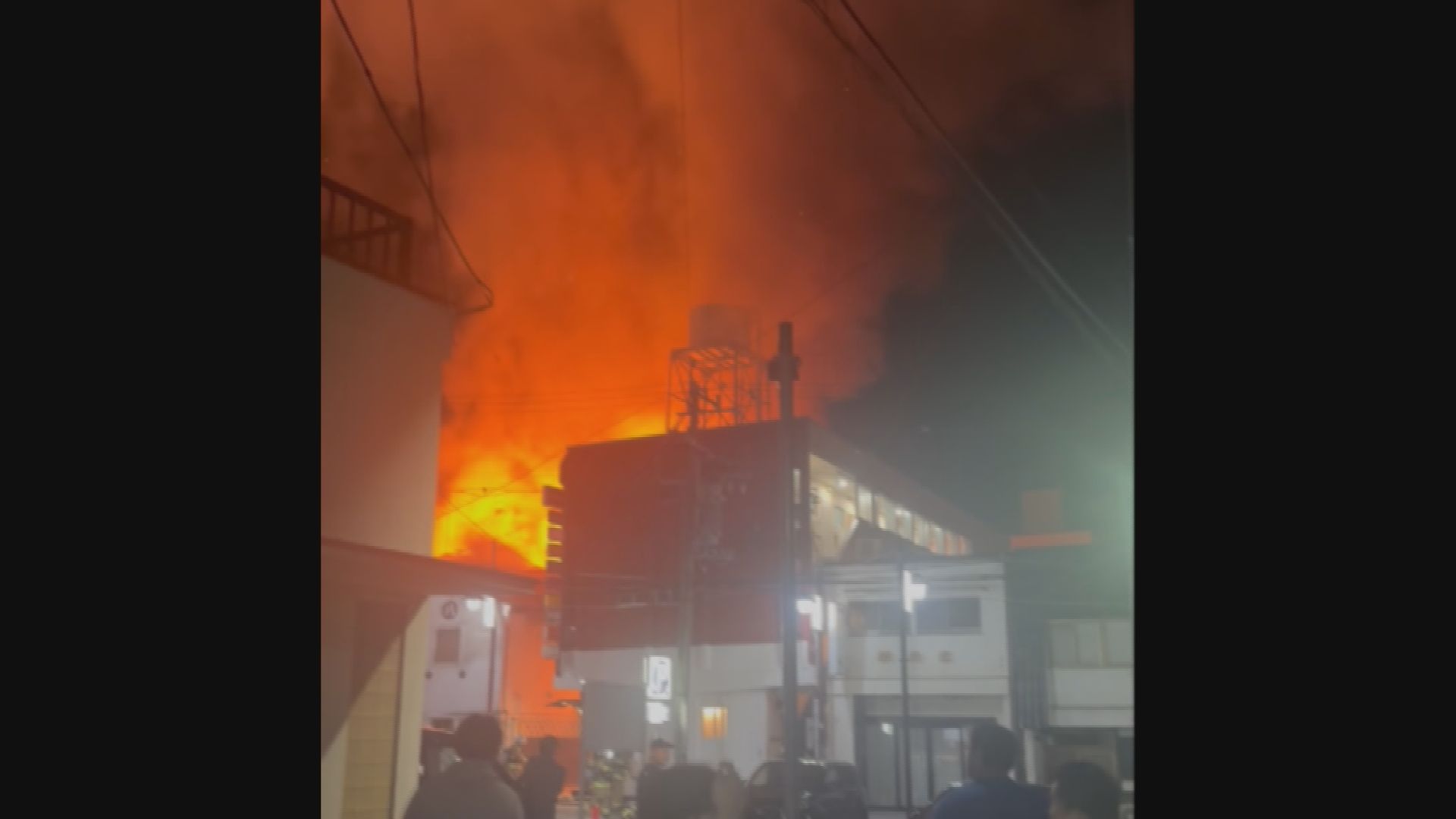 松本城の近くで火事　夜空に激しく上が…