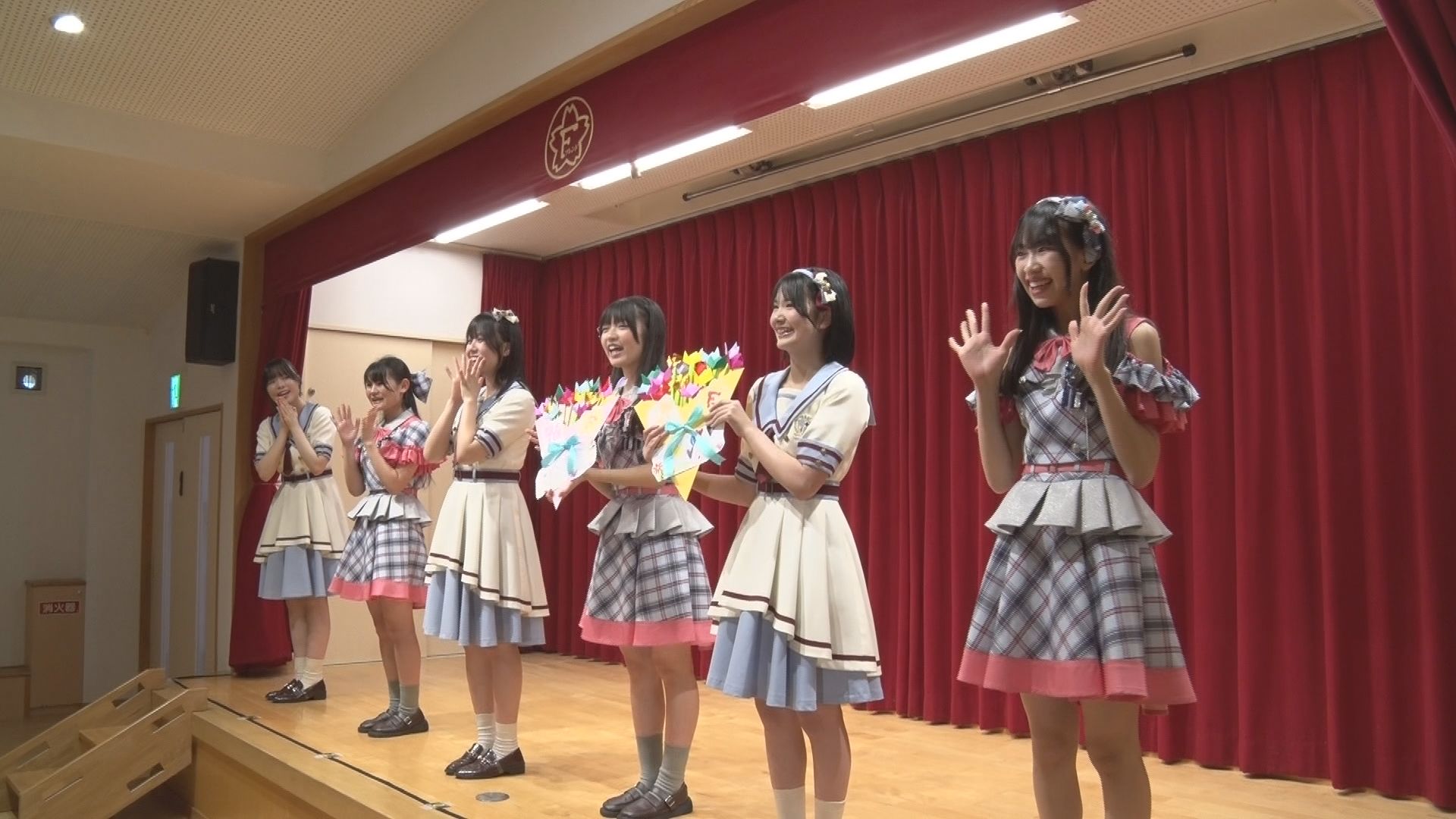 2つの高校生アイドルグループが合同ラ…