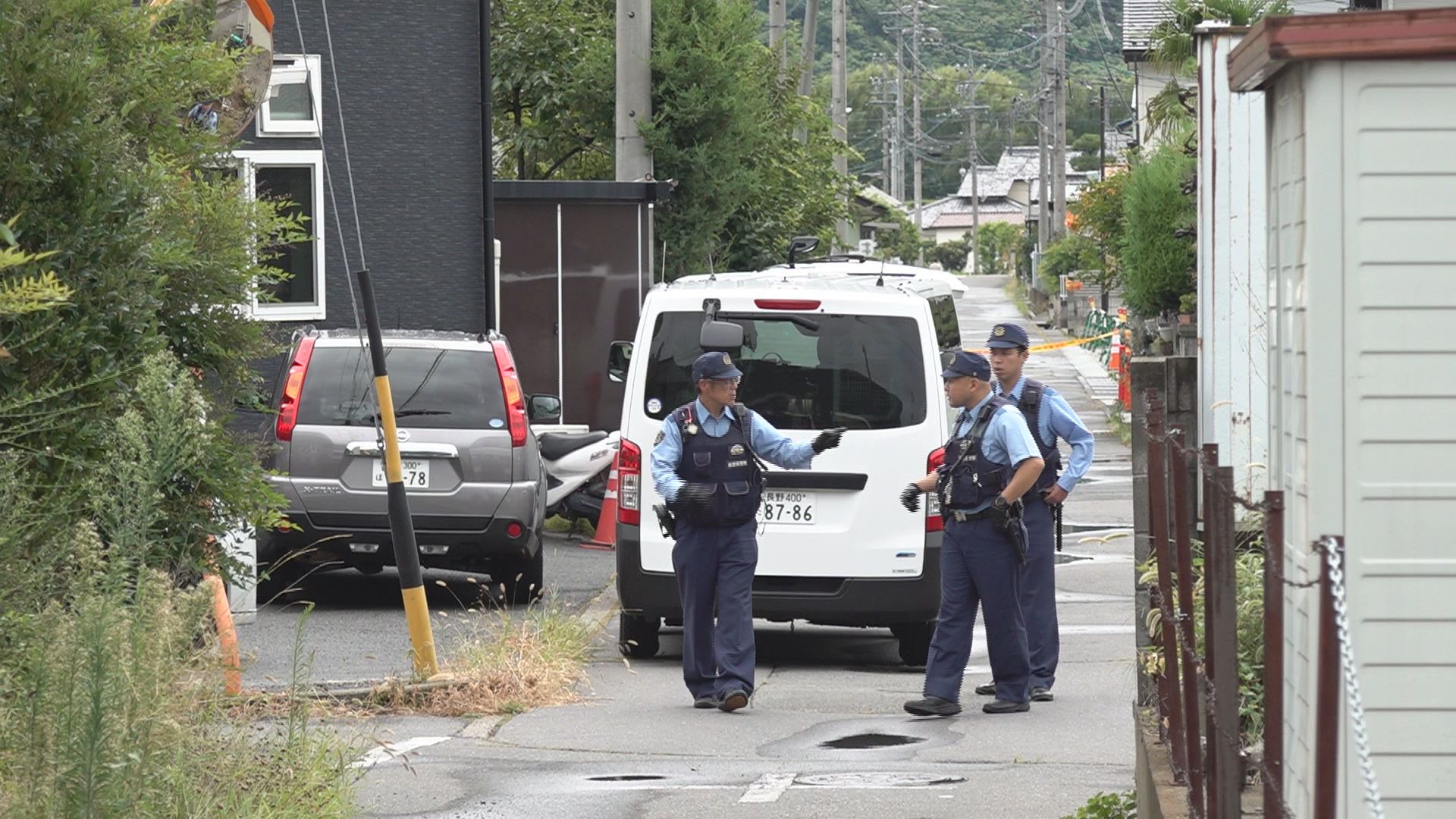 拳銃のようなものを突きつけて脅す　ドアのガラス部分を破り侵入か　現金を奪って逃走　強盗事件として捜査…