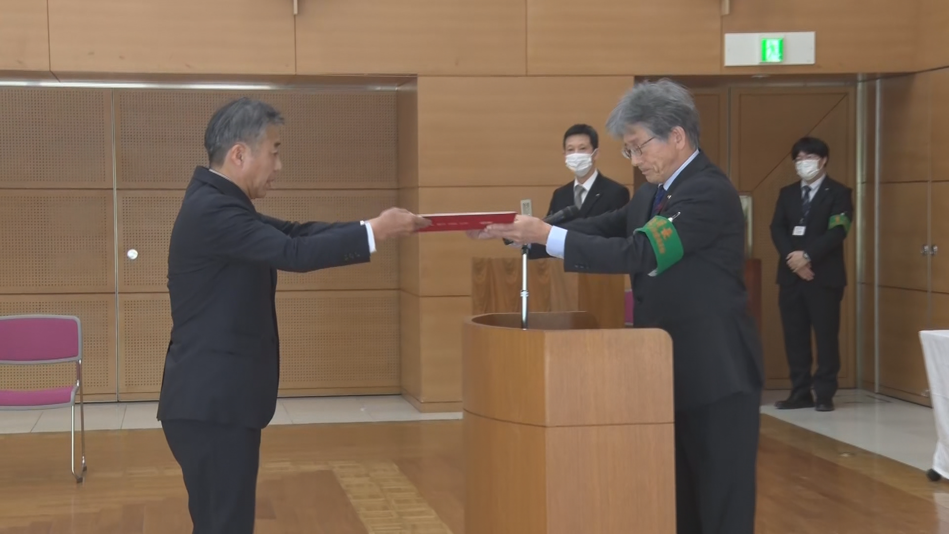 「出ていった皆さんが戻ってこられる伊那市づくりを」伊那市長選で初当選の吉田氏に当選証書【長野】