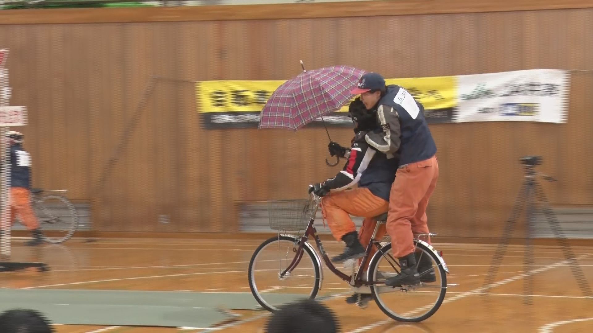 プロのスタントマンが自転車事故を再現…