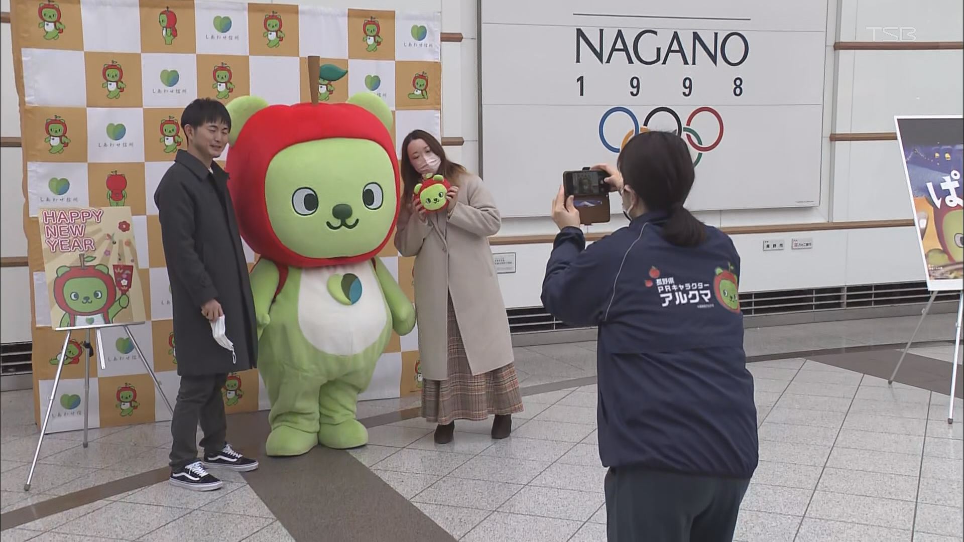 JR長野駅の東西自由通路で開催 長野県のPRキャラクター「アルクマ」と