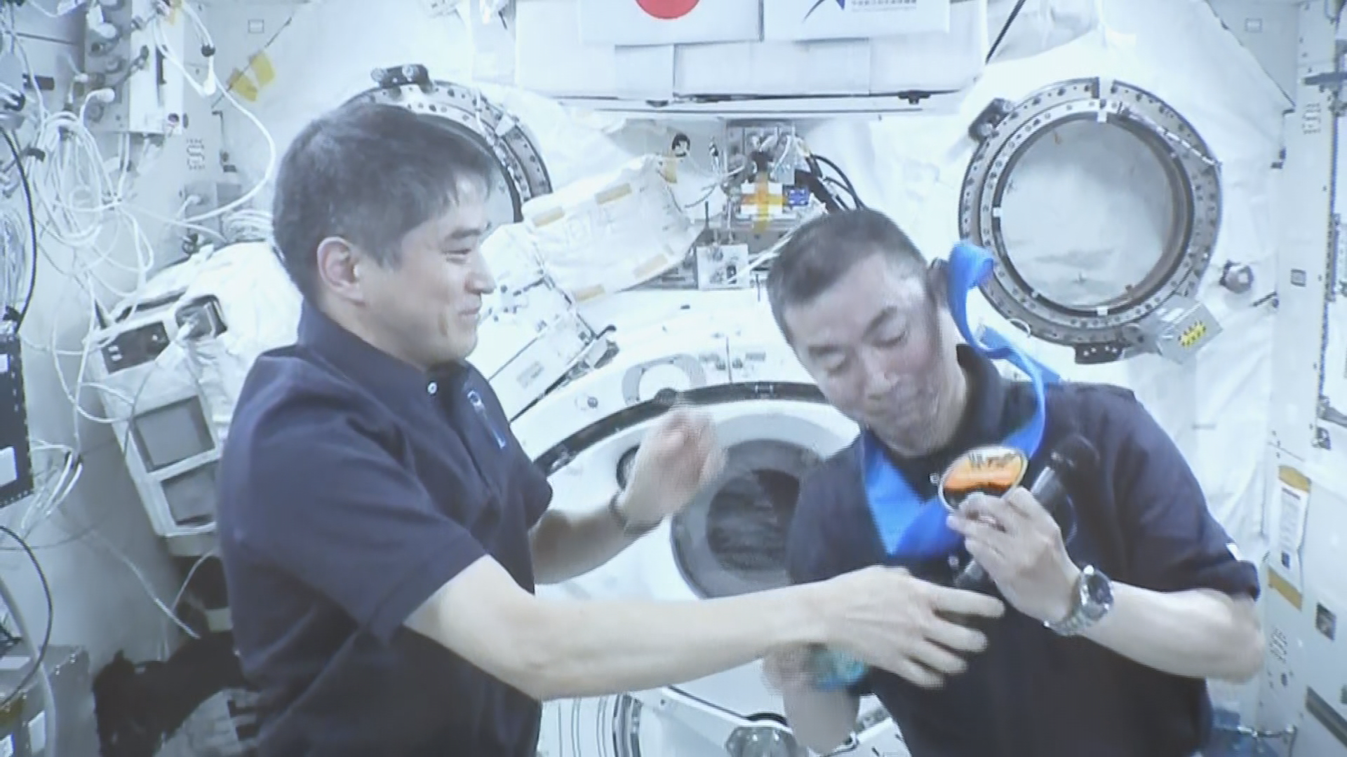国際宇宙ステーションで引き継ぎ会見　 川上村出身の宇宙飛行士 油井亀美也さんへ「たすき」が渡される「…