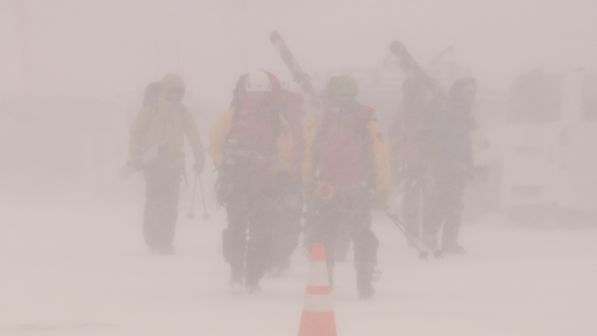 バックカントリースキーで遭難の外国籍…