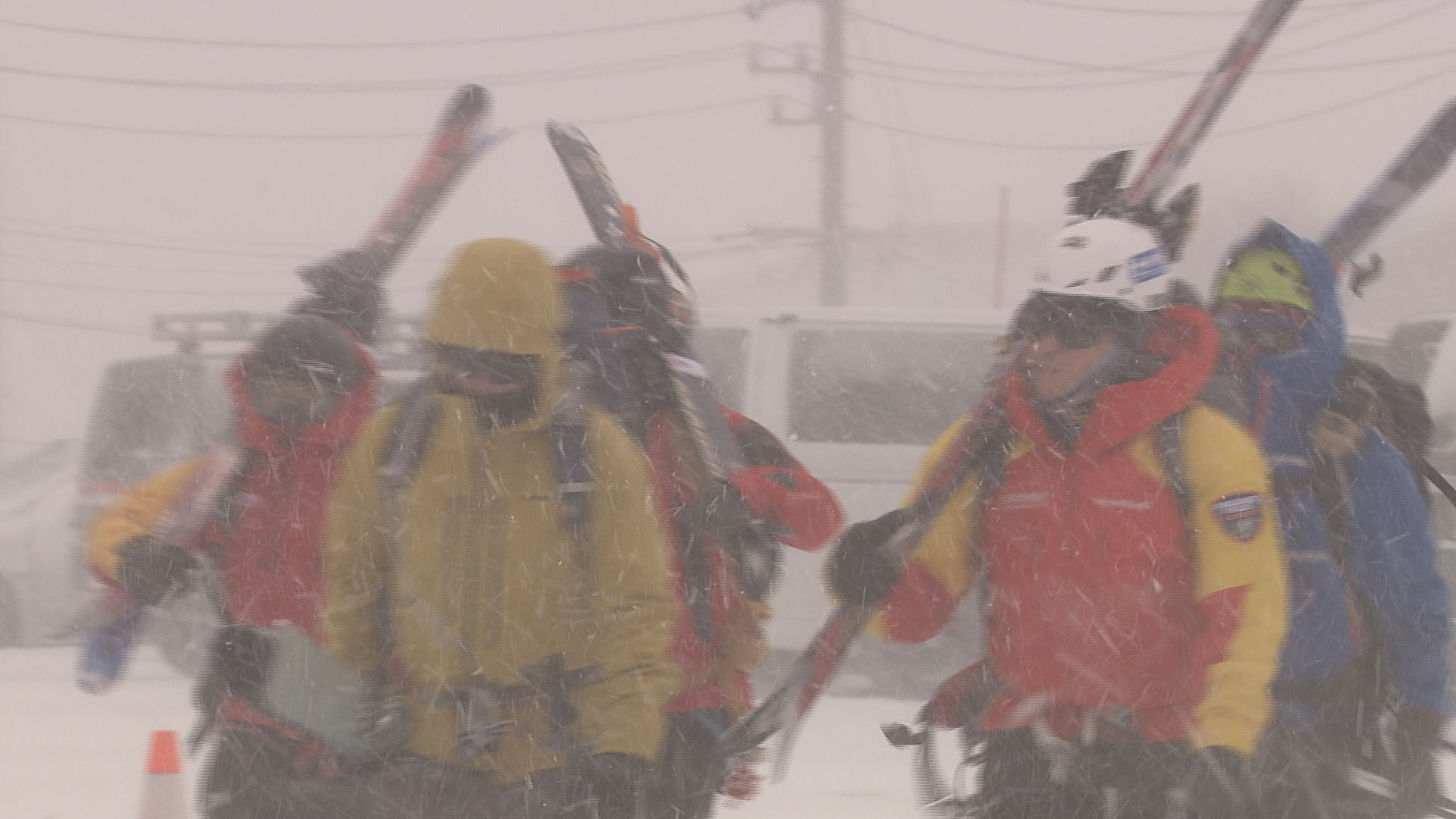 バックカントリー遭難の外国籍の男女4…