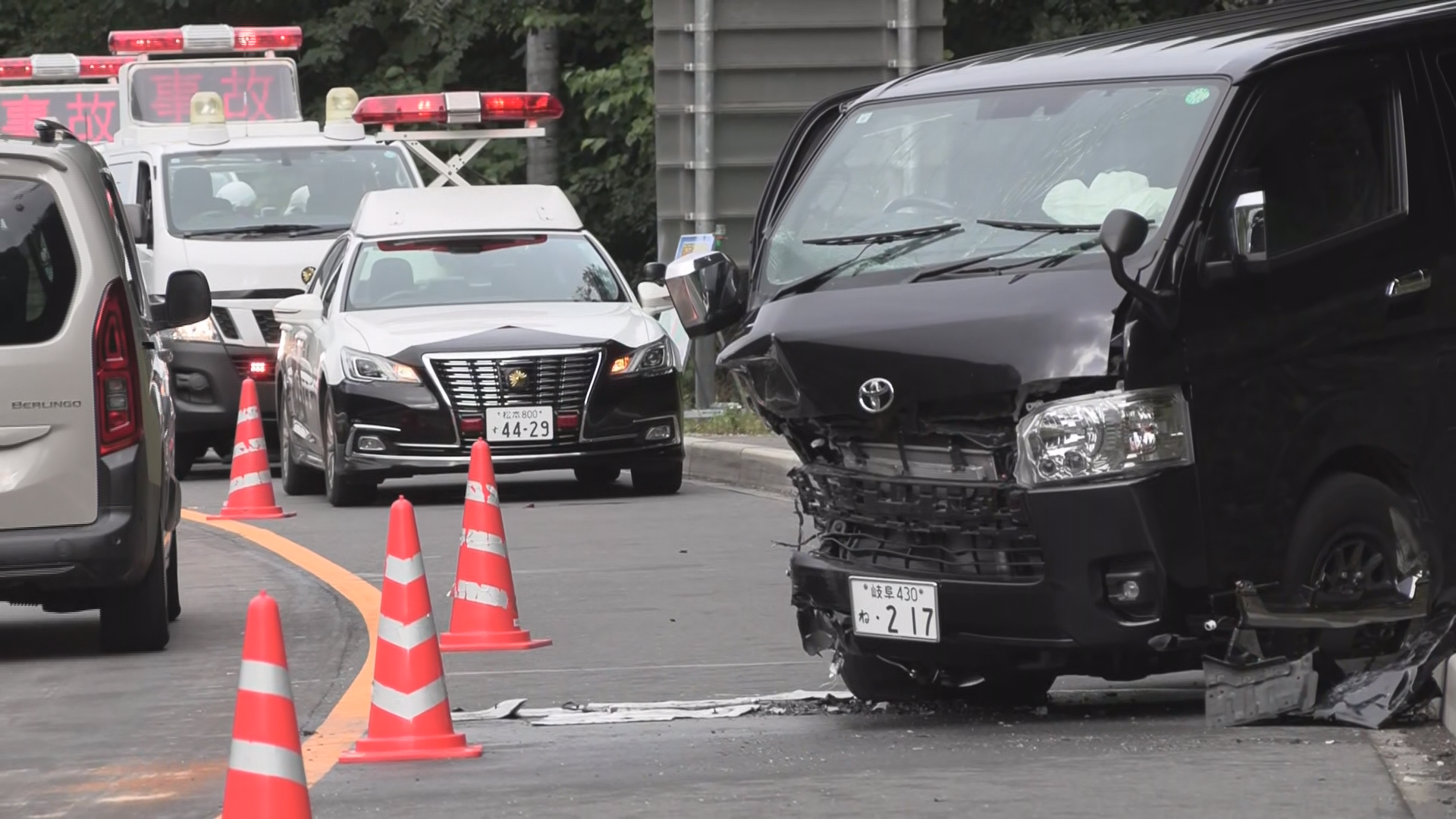 松本市の国道158号で乗用車とワンボ…