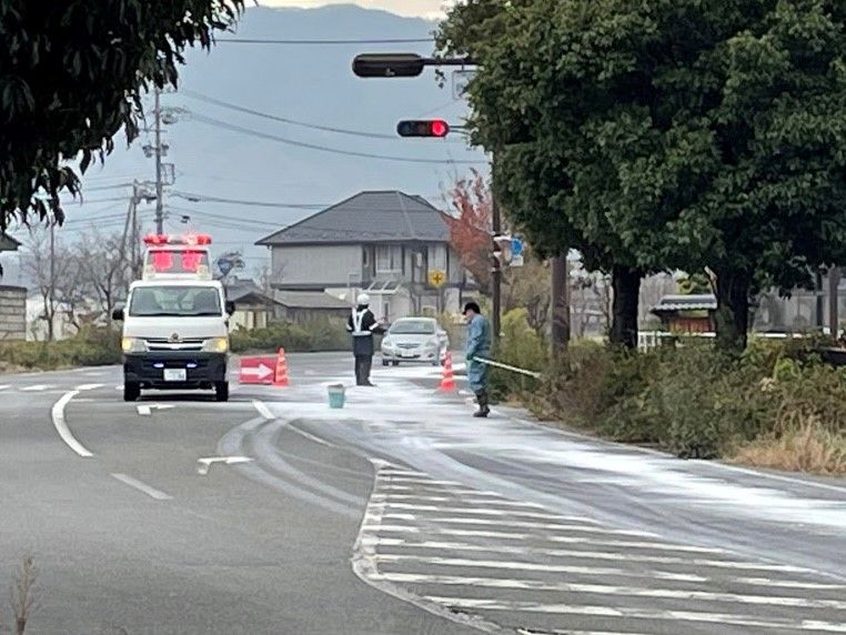 トラックのタンクから塩酸400リットル漏れる　道路は一時通行止めに　周囲は一時騒然　けが人なし　容器が経年劣化でひび　