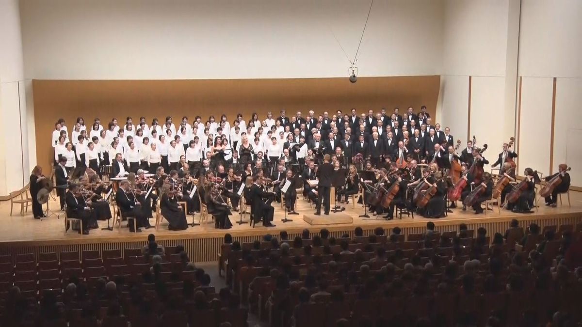 塩尻市レザンホールで4年ぶり来日のウクライナの交響楽団　公募で選ばれた市民合唱団と共演　掲げられた国旗に観客800人が拍手【長野】