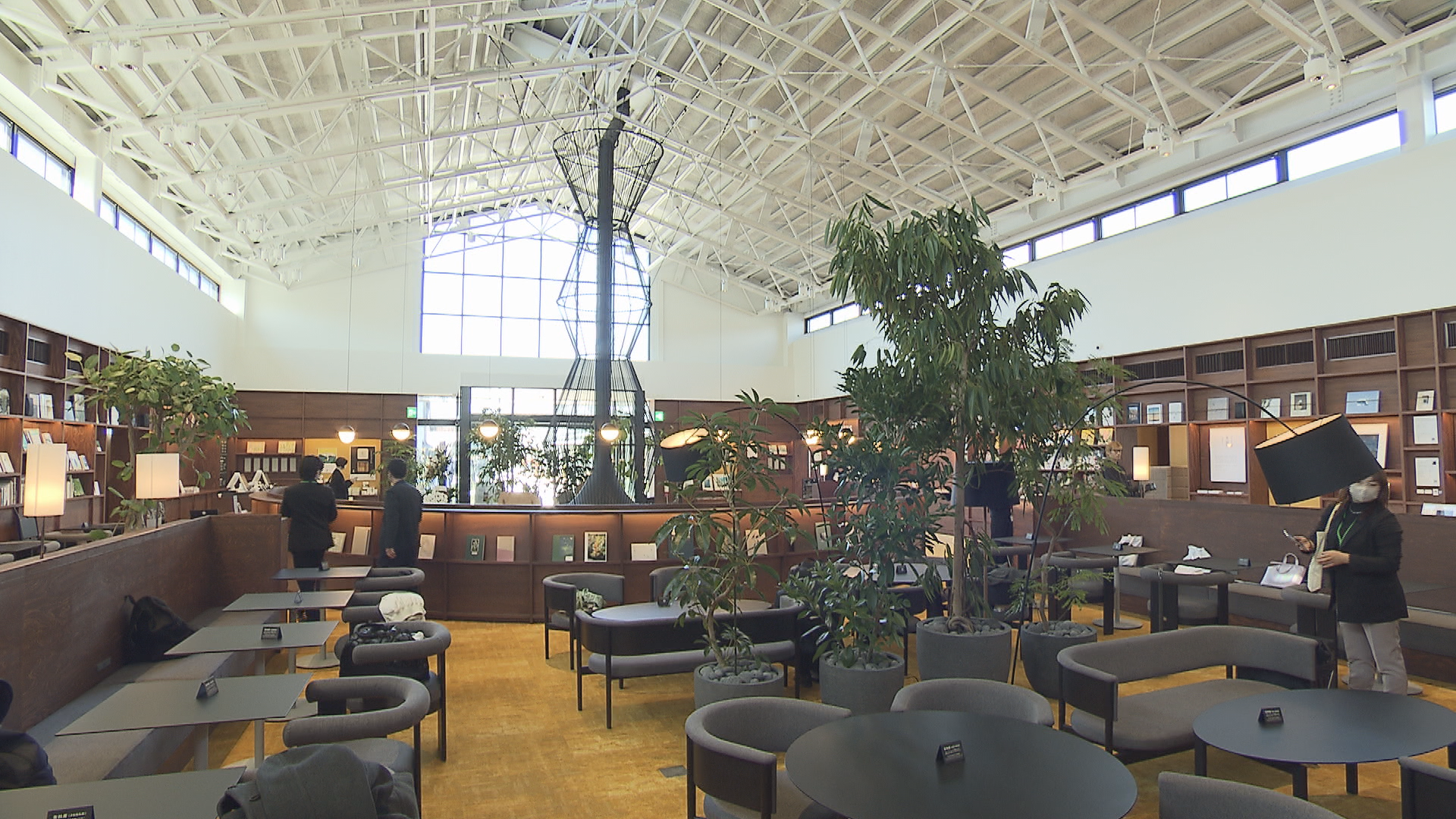 旧JR信越本線ホーム跡地を活用　軽井沢駅直結の新商業施設17日オープン…長野県内初出店の飲食店など1…