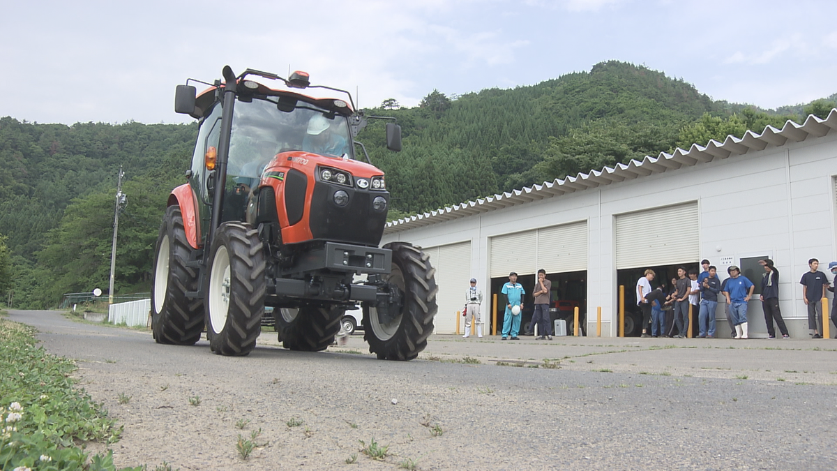 「トラクターのハンドルは握りません！」未来の農業「スマート農機」GPSによる直進アシスト機能　最新の農業機械で学生が種まき体験