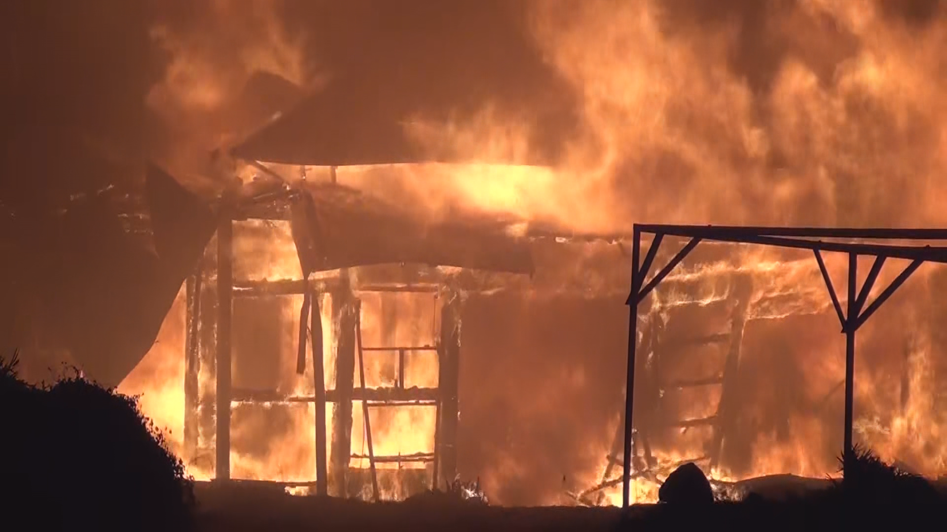 長野県岡谷市で住宅など3棟全焼　焼け…