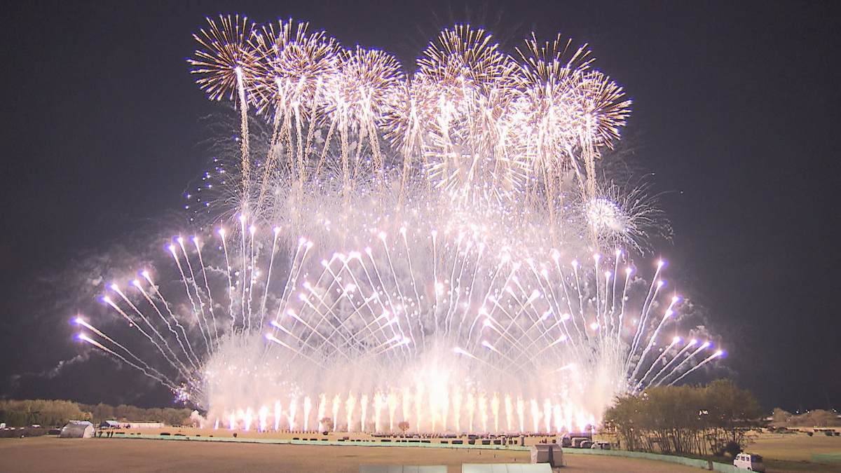 澄んだ夜空に1万発の花火　長野市　晩秋の風物詩「長野えびす講煙火大会」迫力満点盛大に光の大輪瞬く