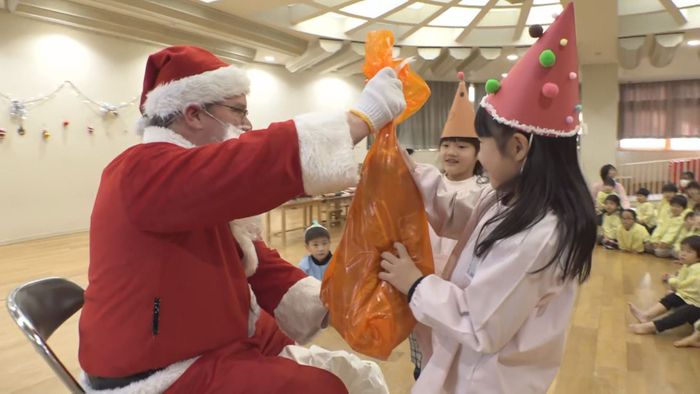 長野市の幼稚園でクリスマス会　フィンランドからサンタさんがおもちゃのプレゼントを持って現れる【長野】　