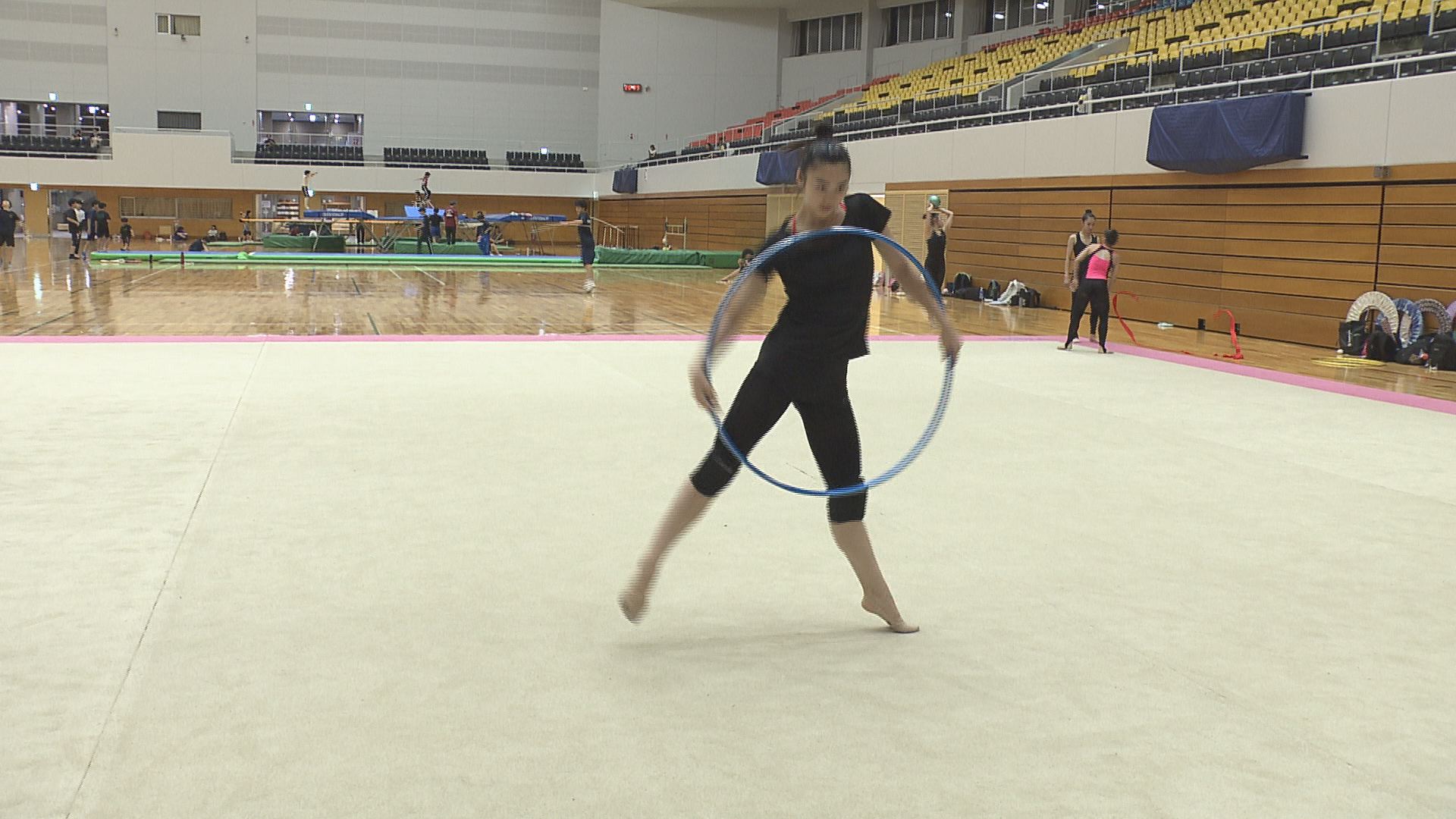 新体操の世界選手権で金メダル 松本市の高校2年生 花村夏実選手が練習