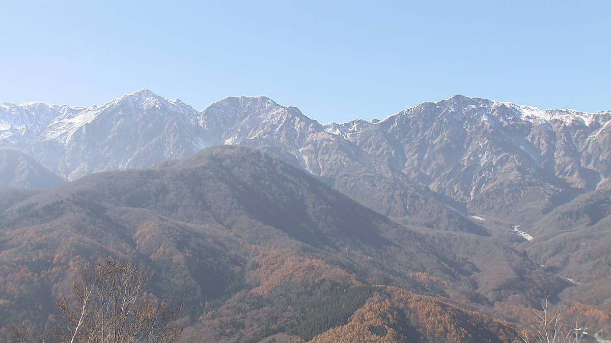 今だけの信州の絶景！白・赤・緑の三段紅葉「みんなに見せてあげたい」【長野】