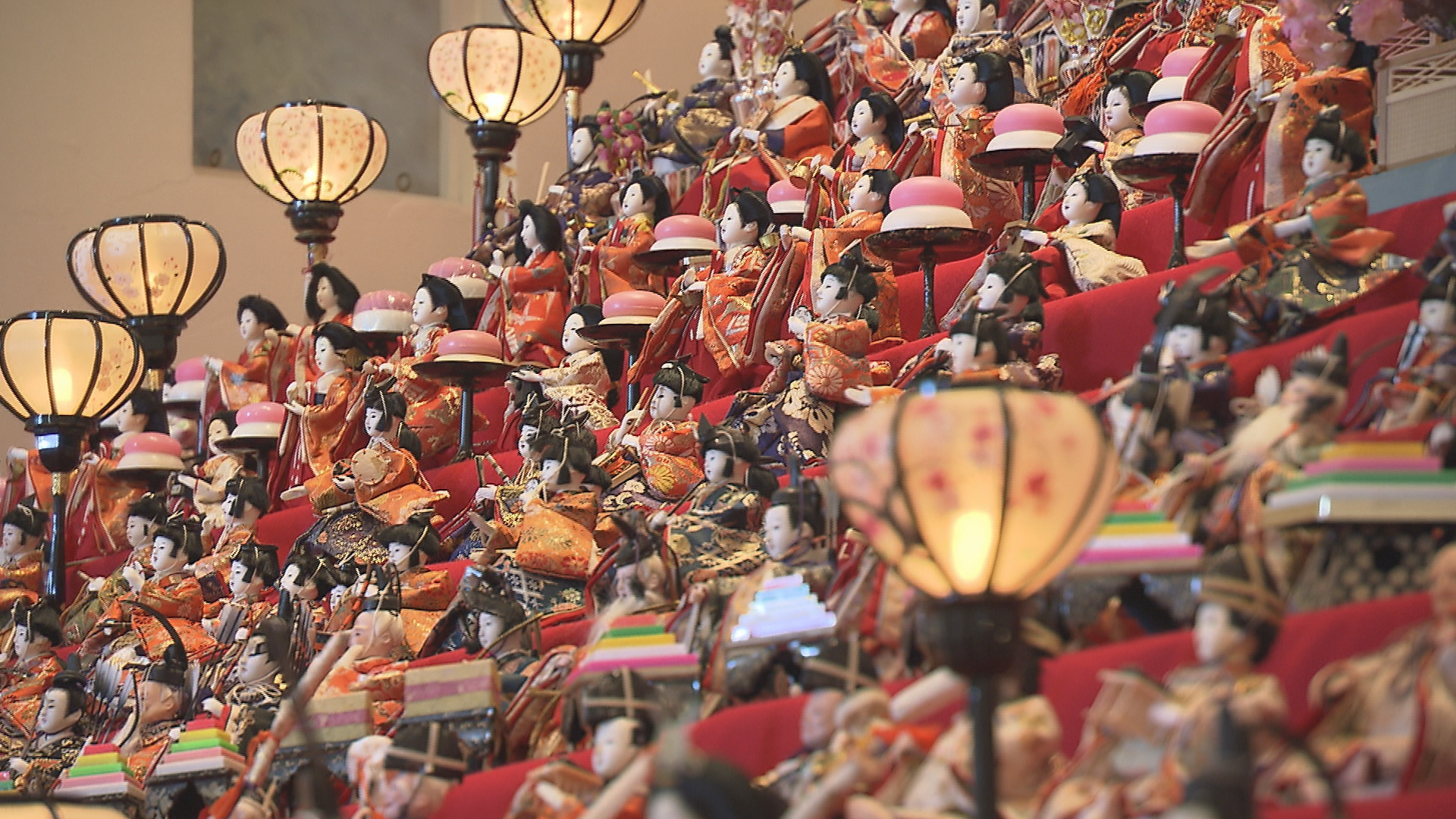 圧巻！華やかに　もうすぐ…ひな祭り　…