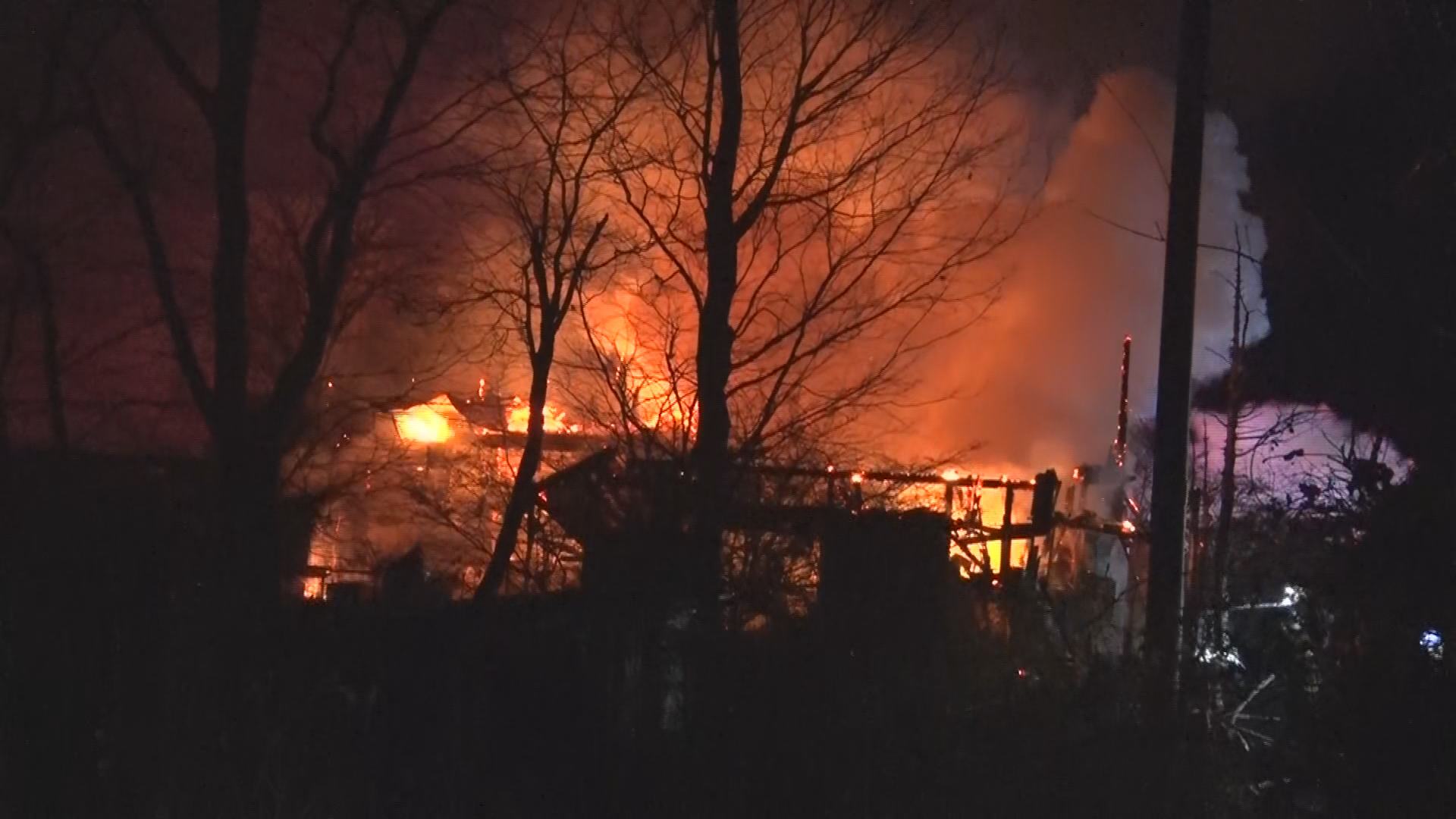 塩尻市で住宅全焼　焼け跡から２人の遺…