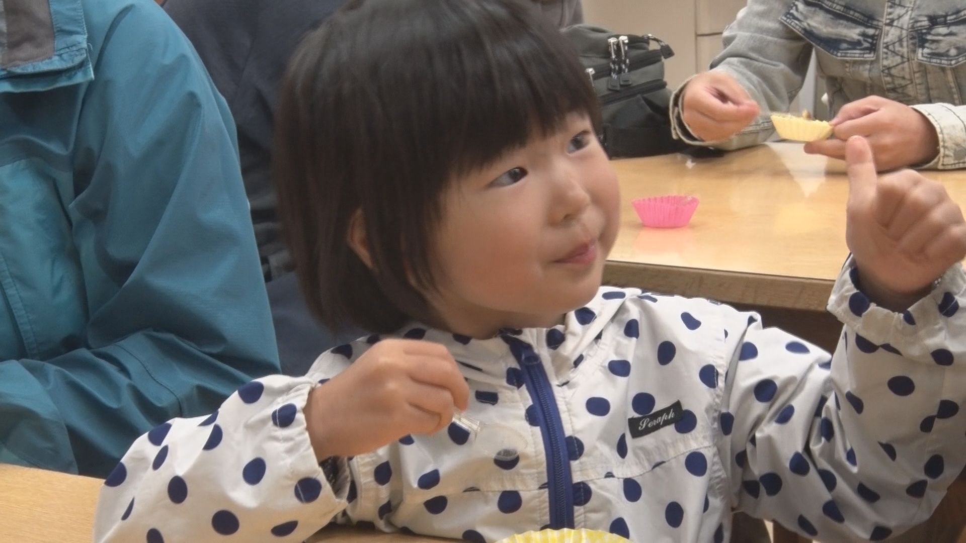 伊那地域に伝わる文化を次世代へ　蜂の巣を見つけて蜂の子ゲット！　伝統のスガレ追いを子どもたちが体験　…