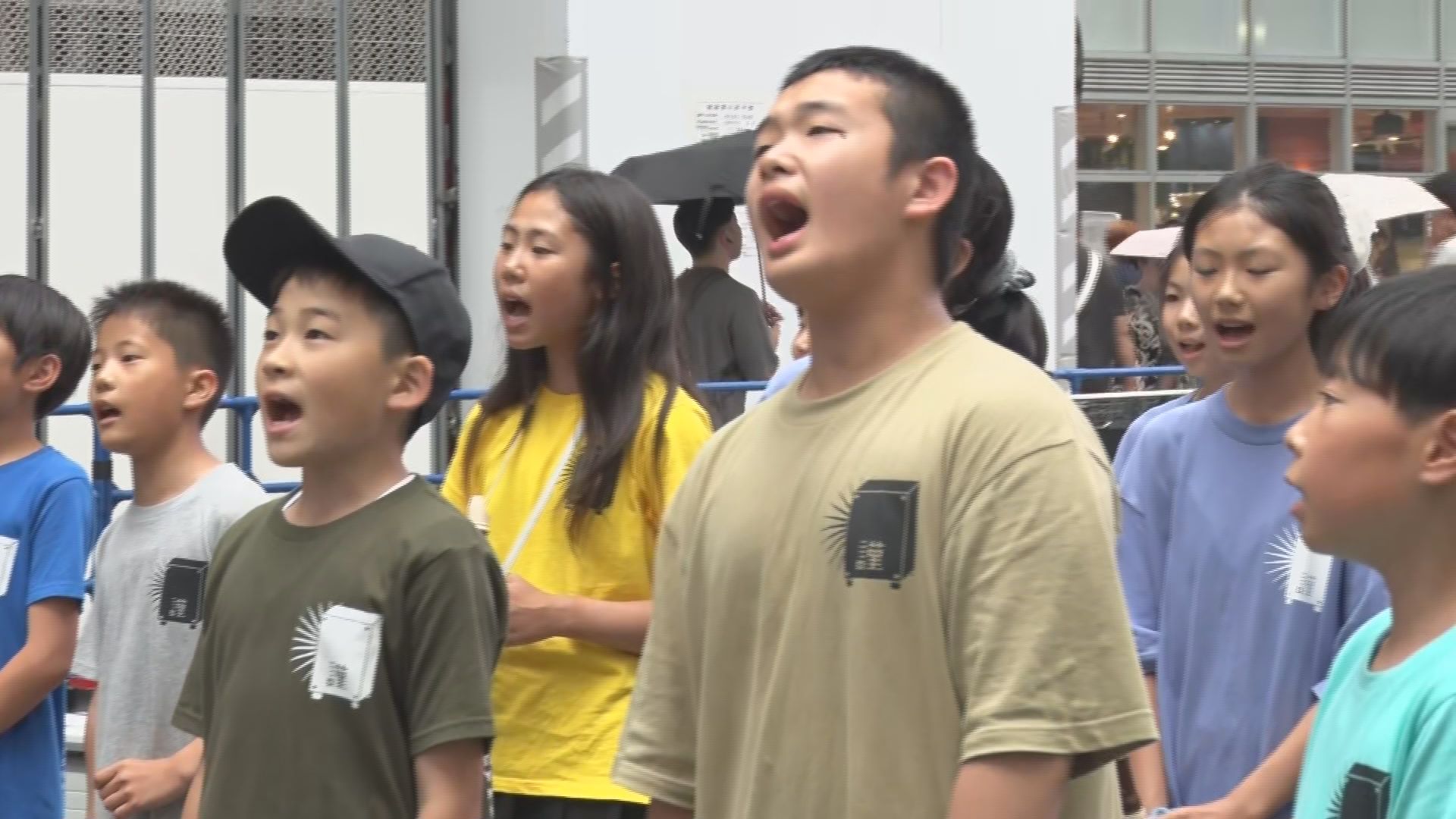 歌舞伎町で小学生がクイーン熱唱！「東京でも演奏してみたい」伊那小の6年生が東京・新宿の路上ライブイベ…