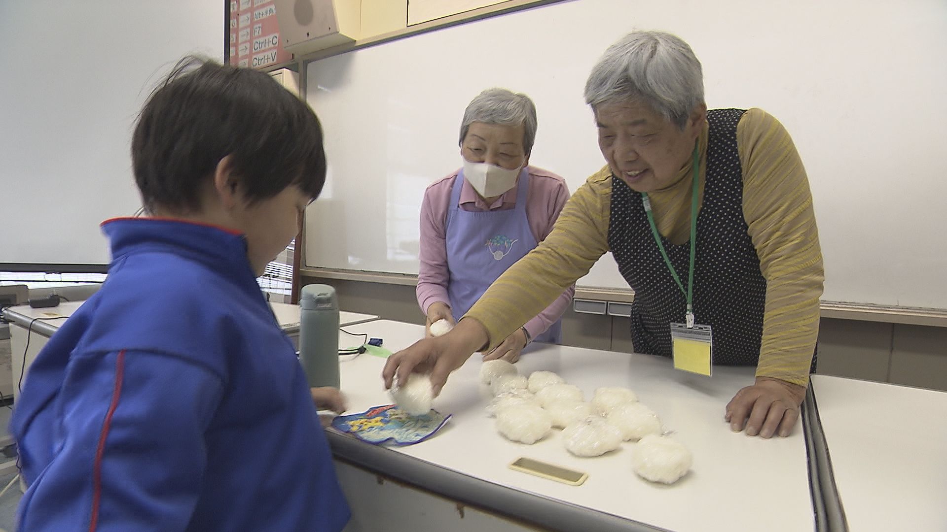 【特集】｢欠席がどんどん減っている｣　毎週月曜日の小学校で「おにぎりの時間」　地域住民が握り子どもの…