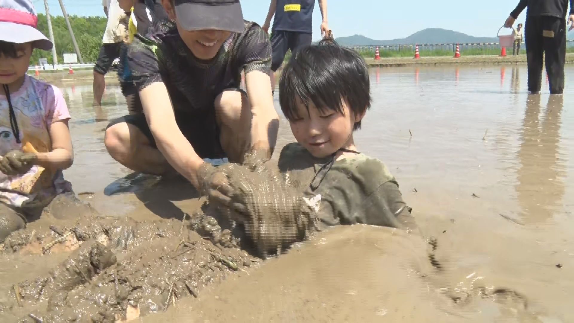 各地で気温上昇　青空の下で親子がどろ…