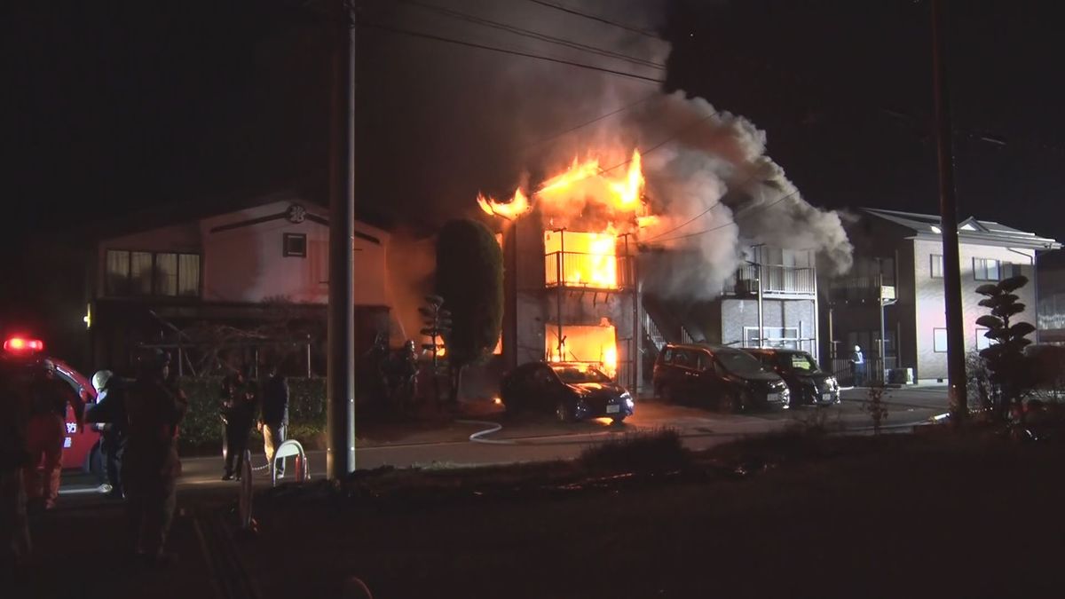 未明の諏訪市で４世帯が暮らすアパート全焼する火事　２人死傷　１階の部屋で一人暮らしの８５歳女性が死亡　隣の部屋の５３歳男性もやけど【長野】