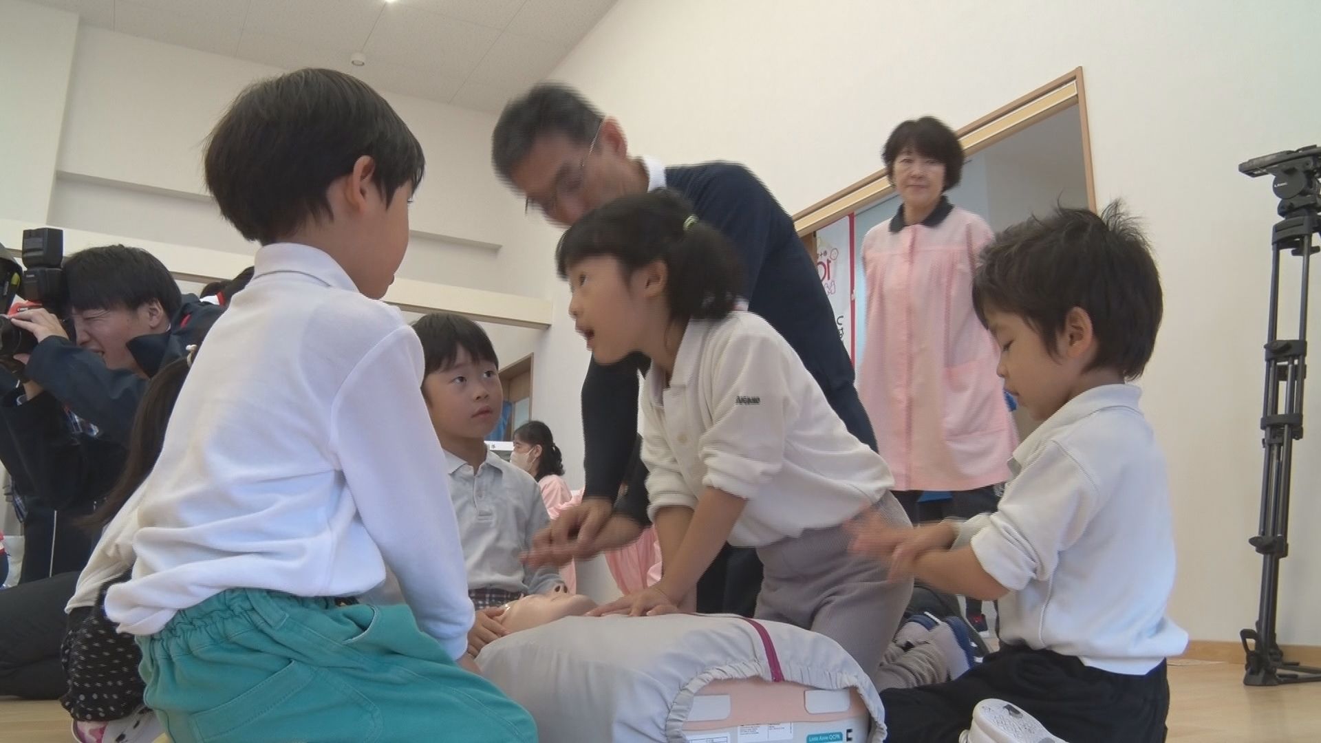 先生を救え！園児が救急法を体験…助け…
