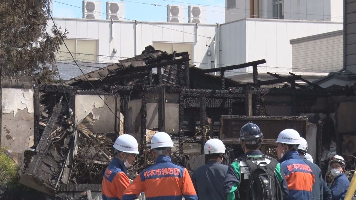 松本市で住宅３棟焼く火事　全焼の住宅に住む50代女性と連絡取れず　