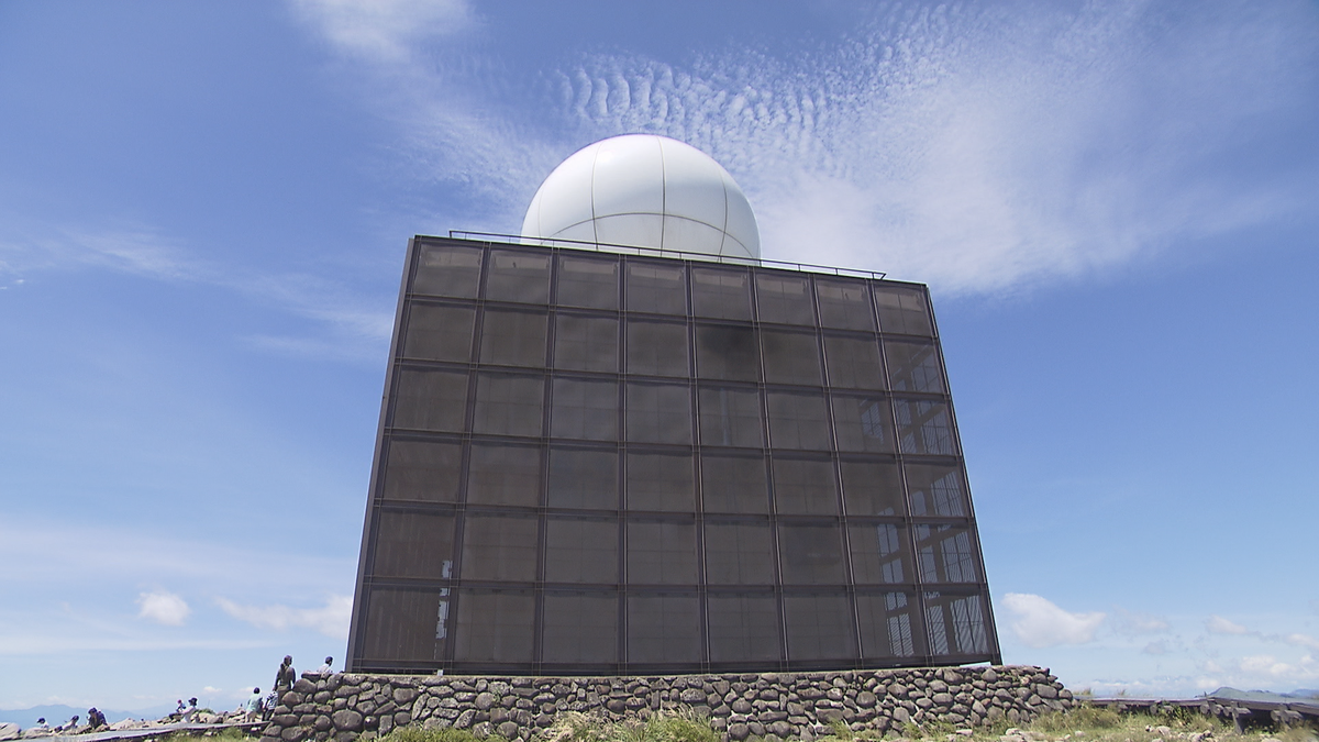 山の上にポツン　白くて丸い物体は…　天気予報に欠かせない　車山気象レーダー観測所　年に１度の一般公開