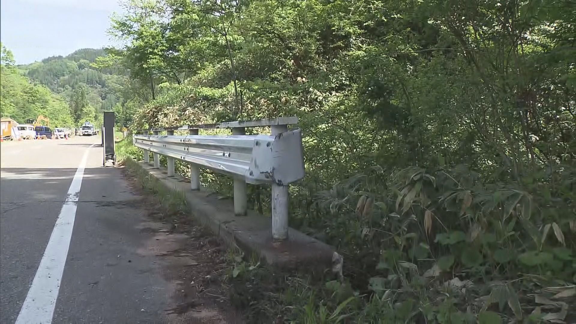大町市の県道で車が橋の欄干に衝突　車…