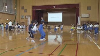 一緒にジャンプ！　五輪メダリスト現役のアスリートと小学生が交流　夢・挑戦することの大切さ学ぶ　