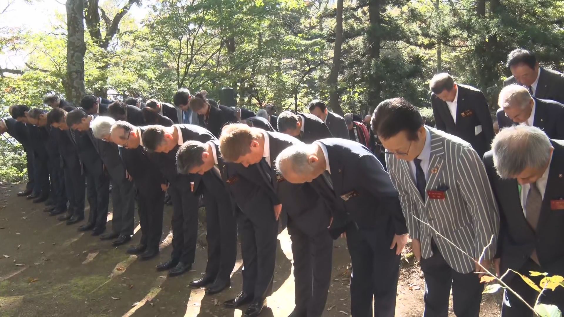 秋晴れのもと塩尻峠で「日本一短い祭り」　約10秒の「一礼」に願い込め　塩尻市と岡谷市の関係者約120…