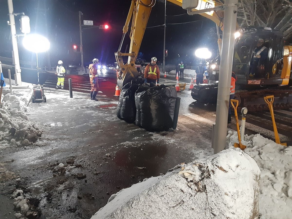 【写真4枚】国道18号の歩道で落石　石の大きさは直径1m～1.5m　一部区間で片側交互通行に　今後は安全対策工事を予定【長野・飯綱町】