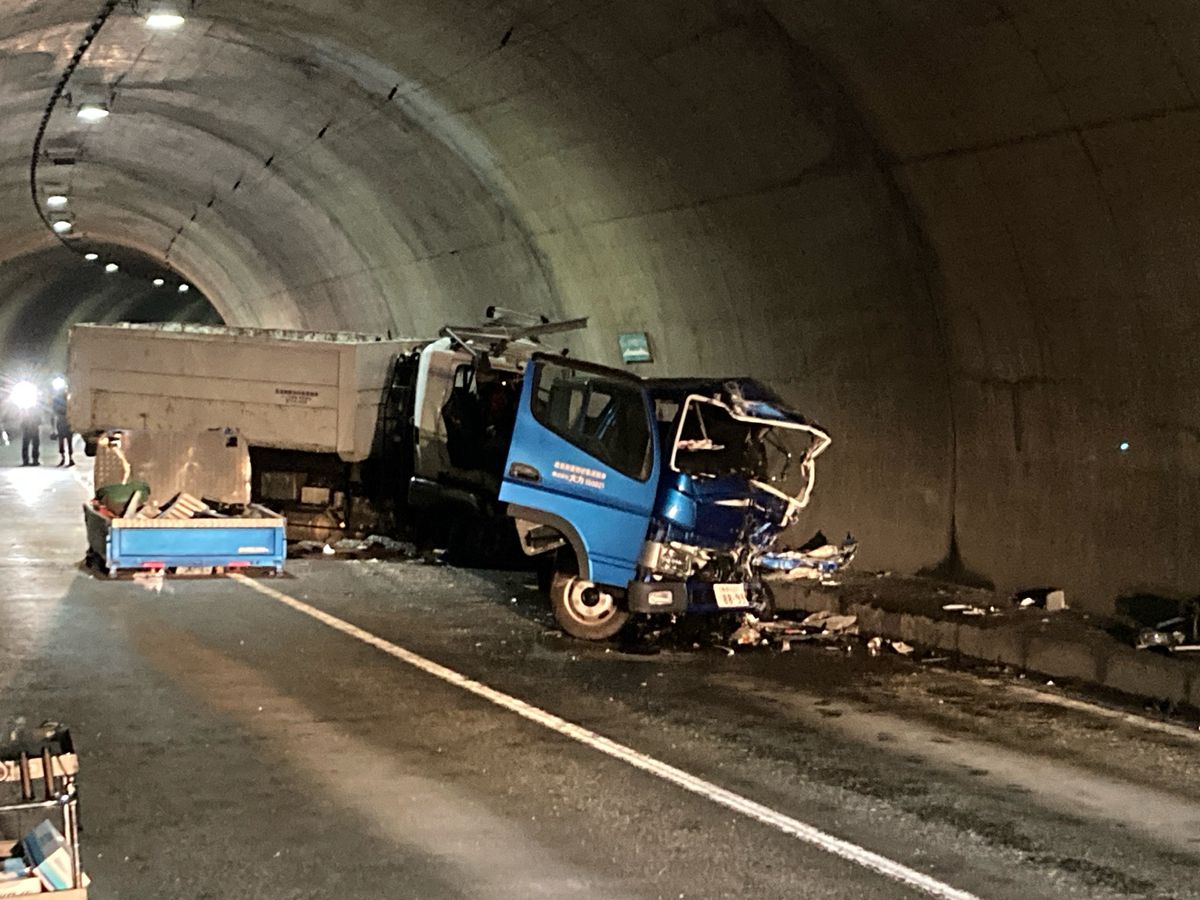 大町市の県道トンネル内でトラック同士の正面衝突事故　男性2人死亡　男性2人重傷　どちらかのトラックが対向車線にはみ出したか【長野】