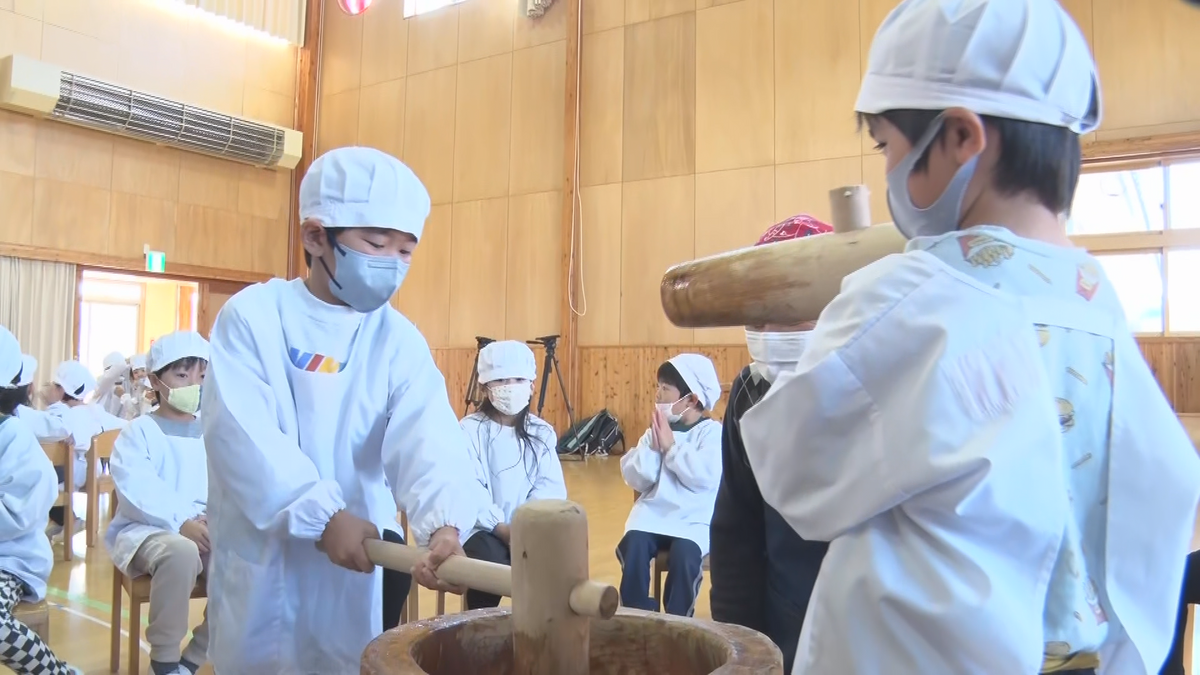 「おっきい雪みたい！」ツヤツヤの餅「ぺったん！ぺったん！」園児が餅つきに挑戦