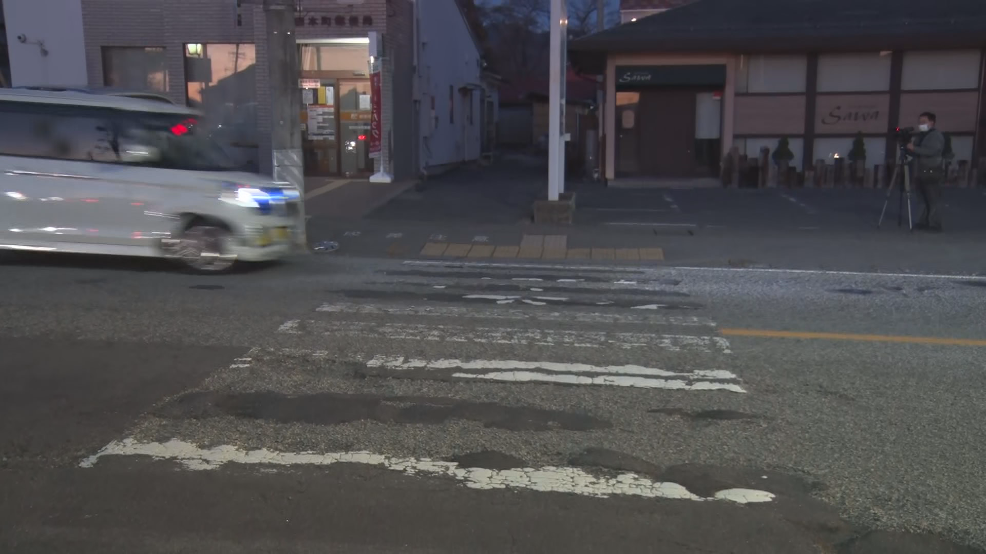 下校途中だったか…横断歩道を渡ってい…