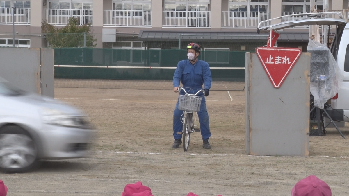 「加害者にも…被害者にも」事故を再現　スマホ見ながら自転車運転しているとこんな事故に…　プロのスタントマンが再現　中学校で交通安全教室　