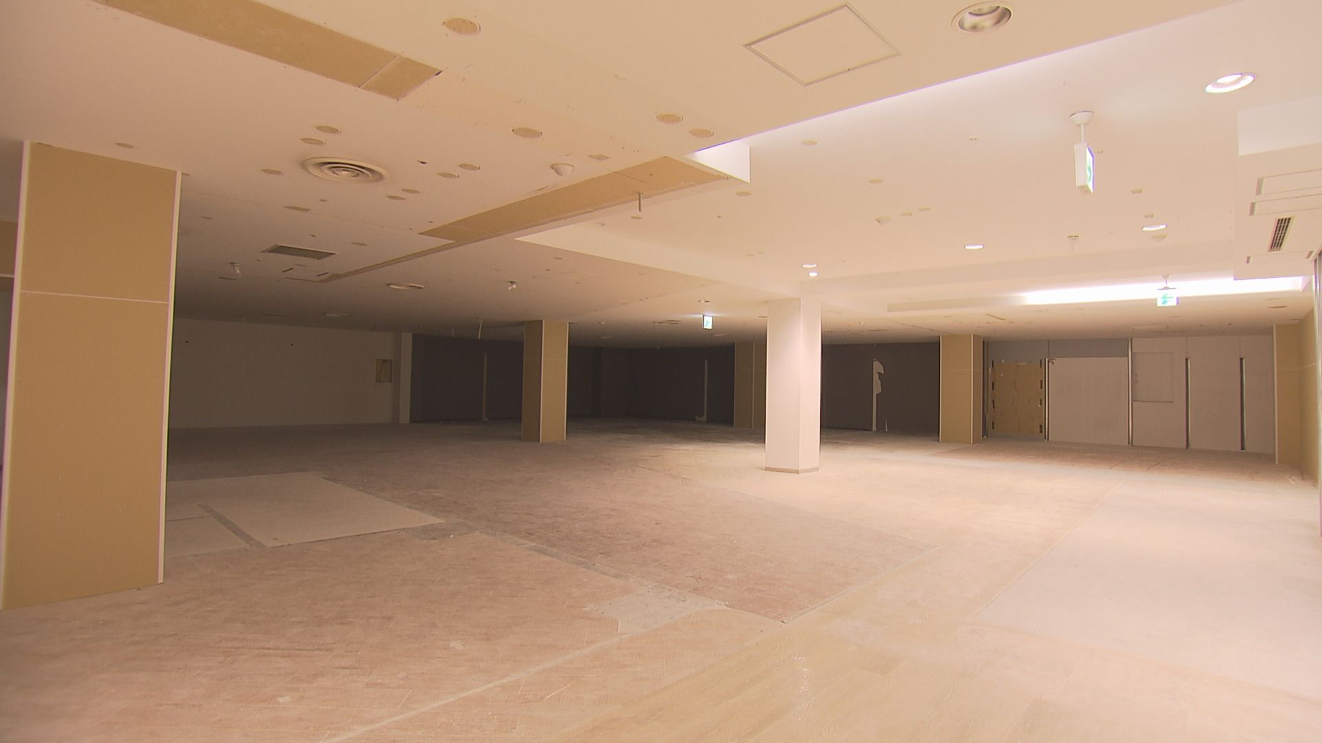 商業施設「松本シェーナ」の4階への出…