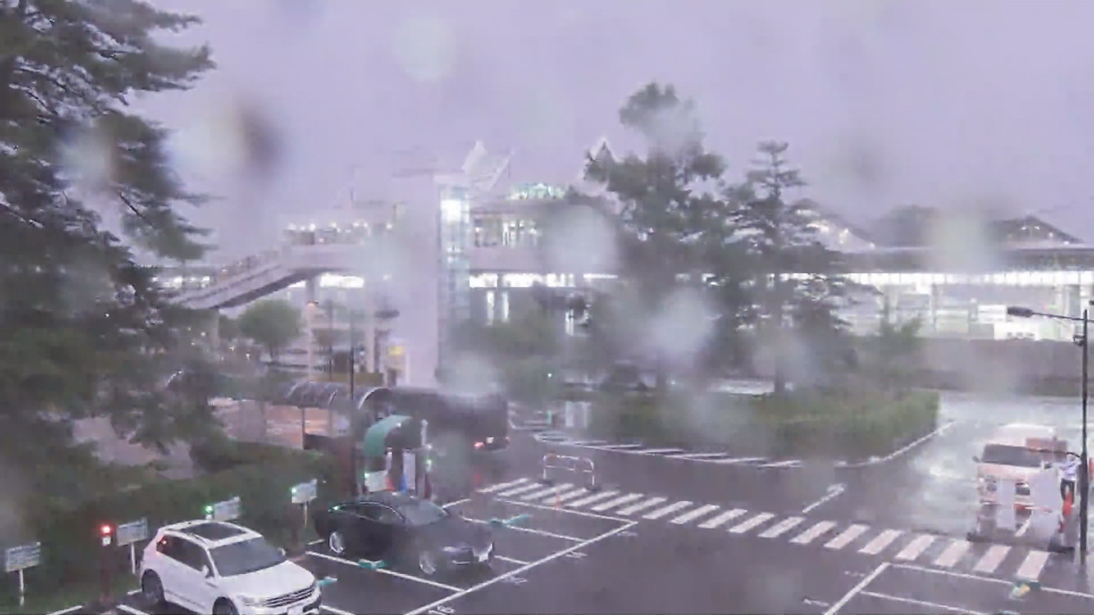 非常に激しい雨　しなの鉄道 軽井沢-小諸駅 運転を見合わせ 復旧のめどは立たず　バスによる代替輸送　8日も非常に激しい雨が降る見込み注意を