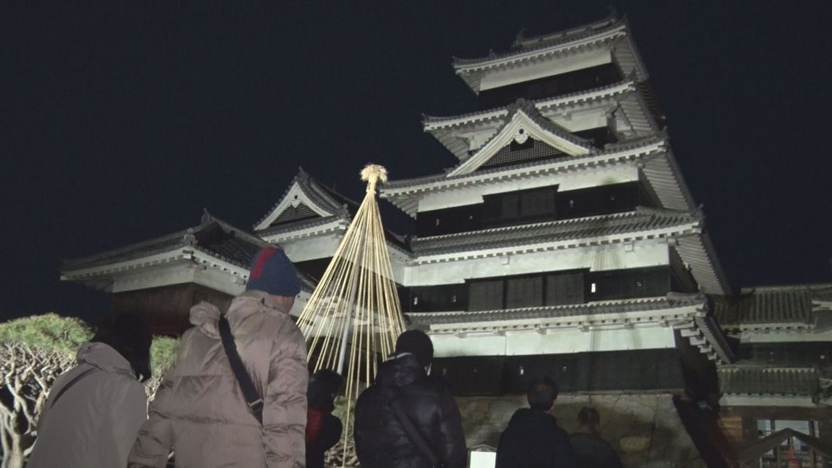 「昼間見られないところがたくさん見られた」　暗闇の天守内と市街地の夜景を満喫　冬の観光誘客へ松本城でナイトツアー【長野】