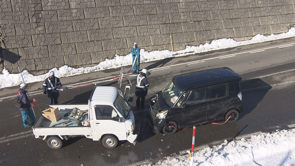 路面が凍結　軽トラックと軽乗用車が正面衝突　軽トラック運転の83歳の男性死亡　軽乗用車の２人も重軽傷　どちらかがセンターラインをはみ出したか