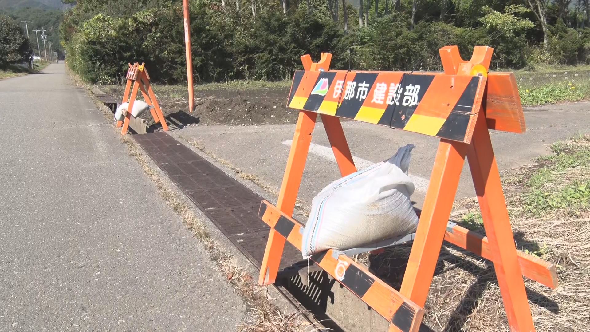 狙われた場所や盗み方に共通点も　側溝の金属製ふたがない…伊那市でグレーチングの盗難相次ぐ　6月以降3…