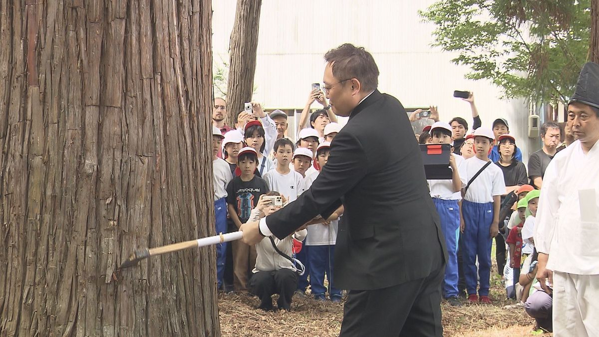 来春の善光寺御開帳へ 回向柱の斧入れ式 選ばれたのは高さ35メートル、幹回り2.8メートルのスギ 「立派な回向柱に」 来年3月に善光寺に奉納 ...