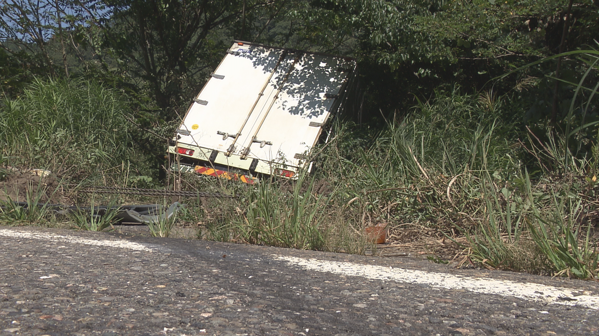 白馬村の国道　普通乗用車と大型トラックが正面衝突　60代の男女２人が大けが