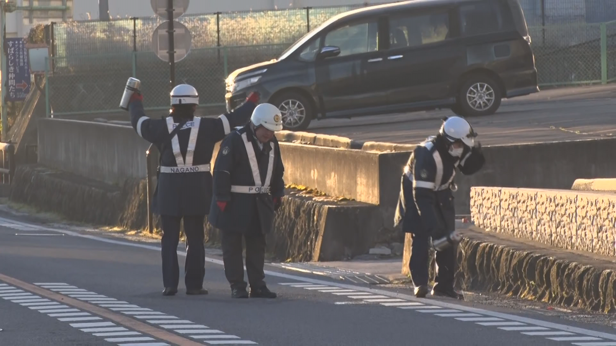 事故相次ぐ　諏訪市の県道80代男性が普通乗用車にはねられ病院搬送　横断歩道のない直線道路　事故当時暗かったか