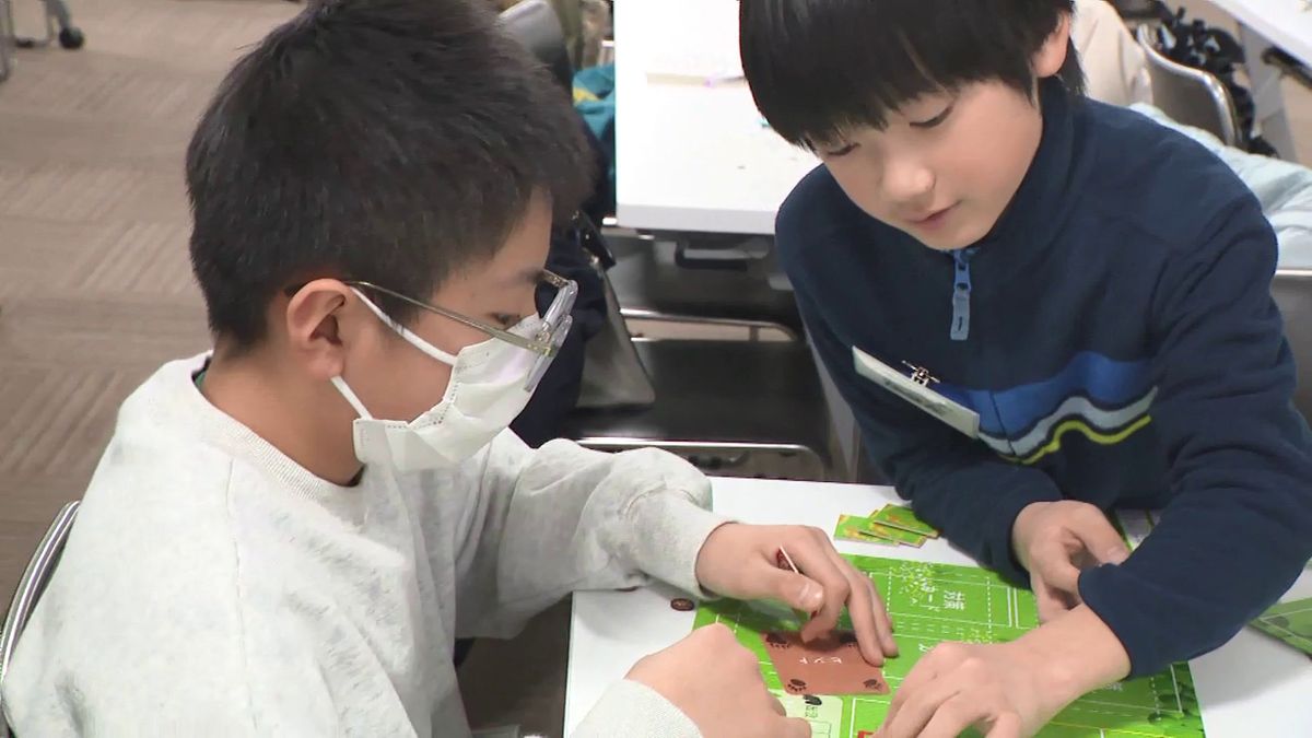 盛岡市の小学生がボードゲームでクマとの共生学ぶ 